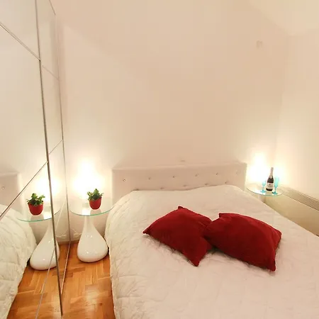 Apartment Cindy Lovran